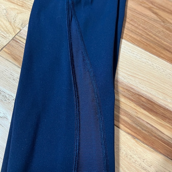 Lululemon Navy mid rise 7/8ths leggings. Size 4 - Picture 6 of 6